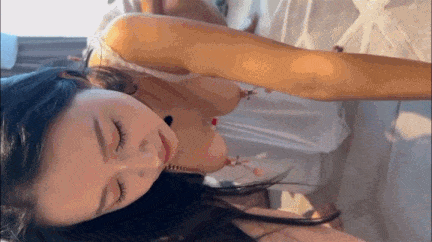 【调教极品白虎空姐】全程露脸3P，SM，啪啪，网爆大瓜！重磅核弹！与金主淫乱，舔脚放尿多P群交骚逼快被玩烂了！ #口交 #中出 #调教-第2张图片-萌站