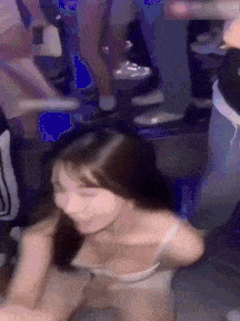 【酒吧裸舞】女神脱了？酒吧美女在我身下全裸了 #夜店好女孩 晃奶-第1张图片-萌站