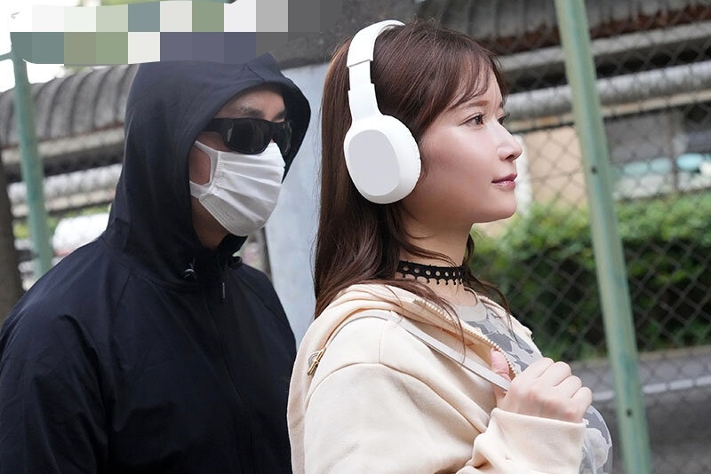 無防備すぎるノイキャン巨乳人妻 無音のまま背後30cmに迫る絶倫ストーカー 桃園怜奈