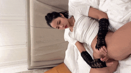【这颜值光看脸都想射】平日认为高高在上的女神，在金钱的诱惑下就是条骚母狗，被金主爸爸在床上各种调教玩弄，骚穴随便拍拍就水流不停，面对镜头也毫不羞涩，沉迷在被抽插的快感中！ #美腿 #口交