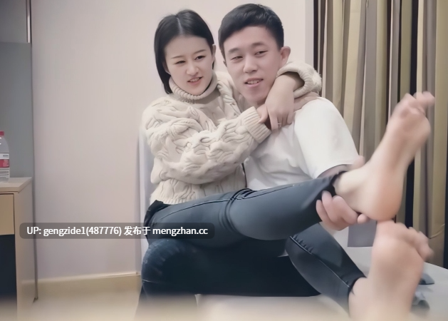 高领毛衣甜美萌妹，穿上情趣网袜镜头前站立后入