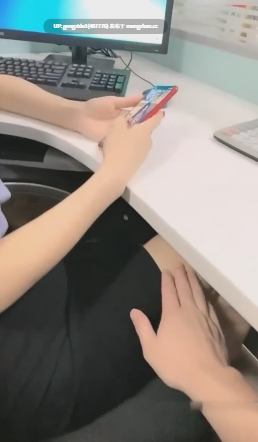 【公司办公室口爆】推到办公桌上脱掉裙子，就后入好鸡巴过瘾