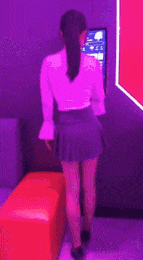 【会喷水亲姐姐】给姐姐新买的超短裙搭配半乳装一起去KTV唱歌包间内让她美穴对着门口服务员路过偷看一览无遗-第8张图片-萌站