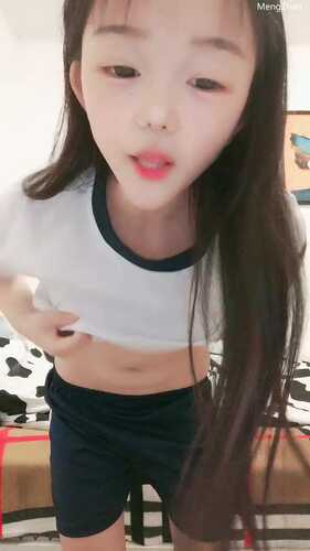 娃娃脸嫩妹妹，娇小身材炮友操逼，无毛小骚逼，第一视角猛操，尿尿特写，娇喘呻吟不断，极度淫骚