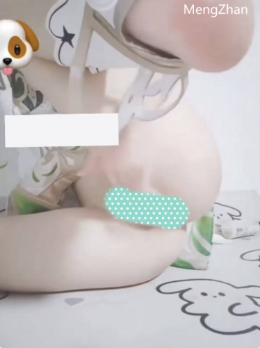 小草神边摸边喷水