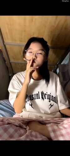 不良少女大学生宿舍直播自慰还在抽烟，坏姐姐?