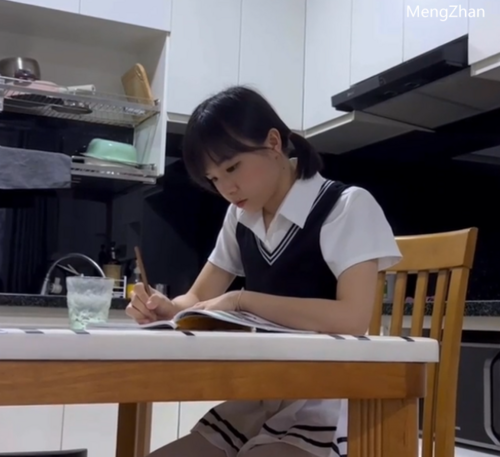一脸清纯的白丝JK小妹妹在家学习被入室强干，娇嫩菊花捅入巨大肉棒 被颜射后一脸懵
