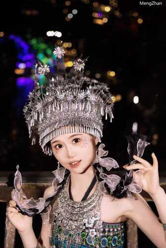 【反差婊/母狗/深喉】万人求的反差婊露脸 穿着少数民族服饰口交吃鸡