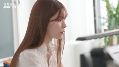 IPZZ-037成為絲襪癖好目標的美白美腿女教師白皙的美腿大腿和美臀發瘋跟蹤狂的緊貼受孕性交明里紬在