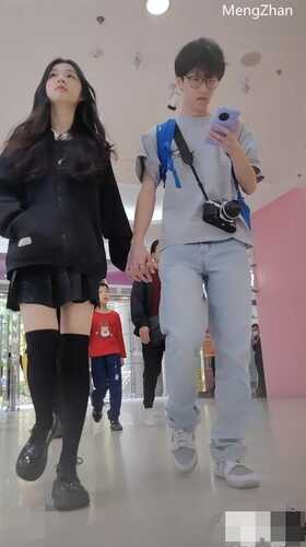 抄底跟摄影师男友逛街的 高颜值气质美少女 诱人窄内毛毛都溜出来了 相当反差极品尤物