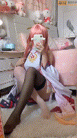 55.白虎萝莉Cosplay八重神子，黑白双丝展示嫩乳白虎穴