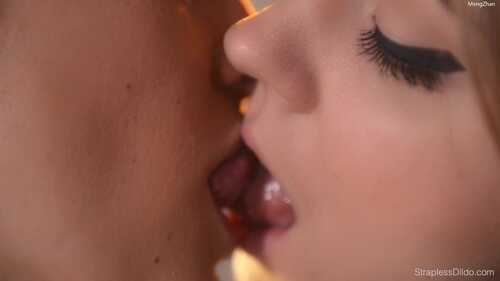 【百合/丝袜/性玩具】mias_dripping_wet_pussy_satisfied_with_strapless_strap_on_fuck