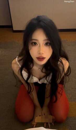 抖音高颜值女神emlly在天津大学在任校花一职私下反差献身金主与其口交被曝光！